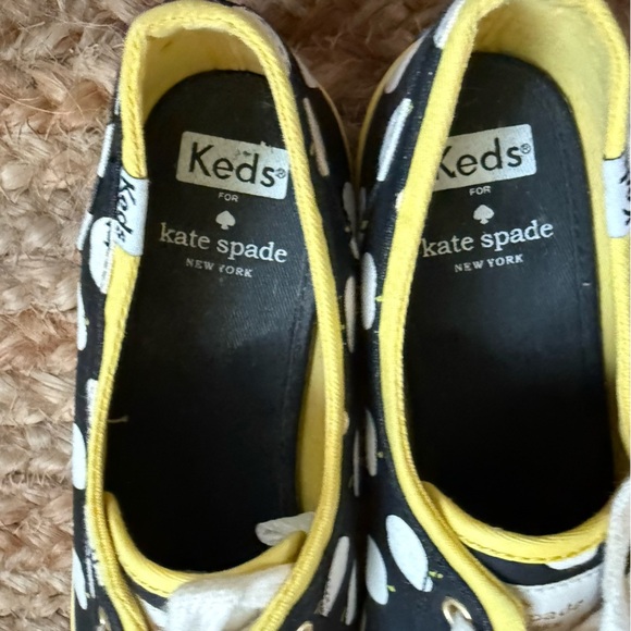 Kate Spade x Keds Size 7 Black & White apple print sneakers - Picture 4 of 10